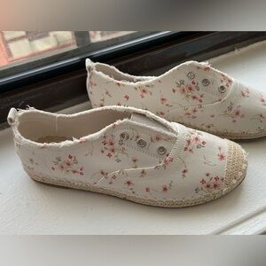 NWT Women’s Shein ditsy espadrille size 39 fits like a US size 7.5-8
